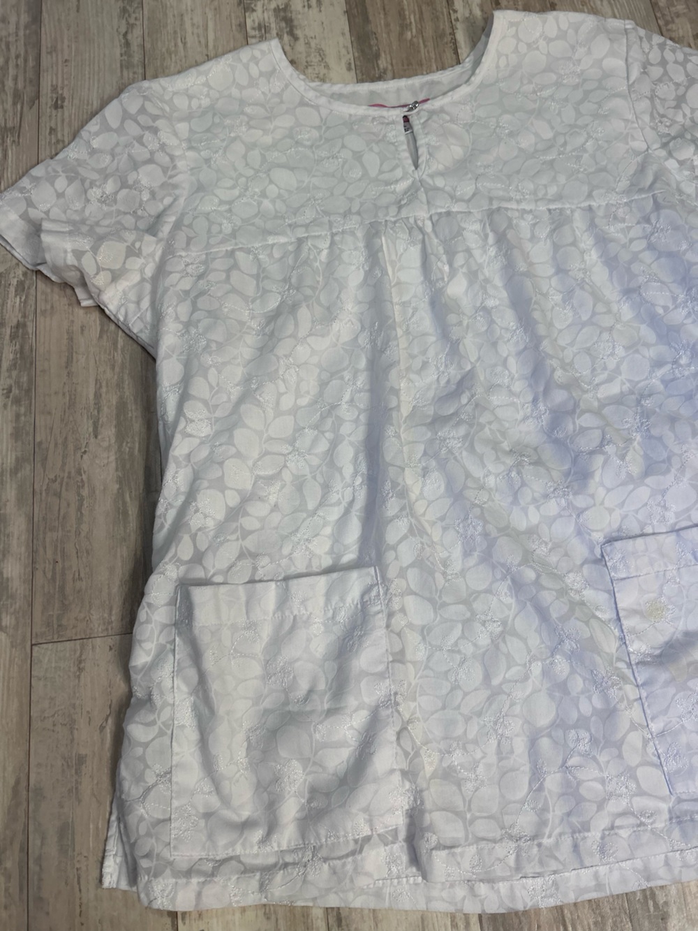 koi White Scrub Top with white floral print size XL - Picture 3 of 9